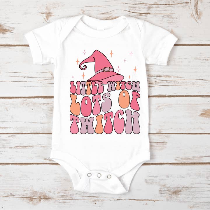 Petite Sorcière Beaucoup de Secousses Body Bébé Halloween pour la vente par Mama and Littles Apparel