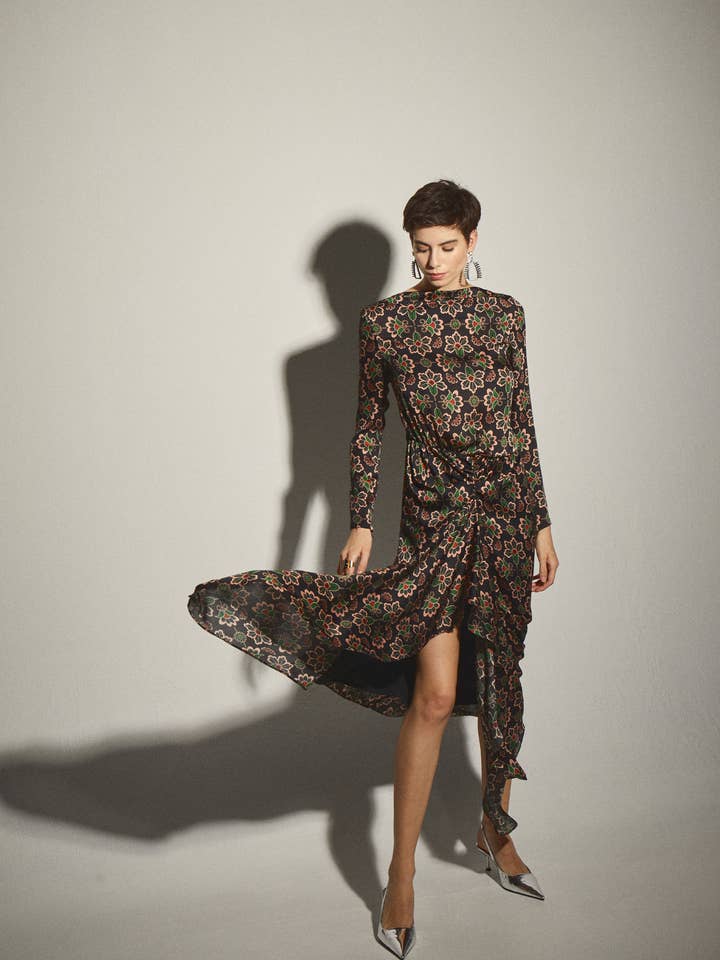 Sort kjole med blomsterprint for engroshandel hos Dolores Promesas