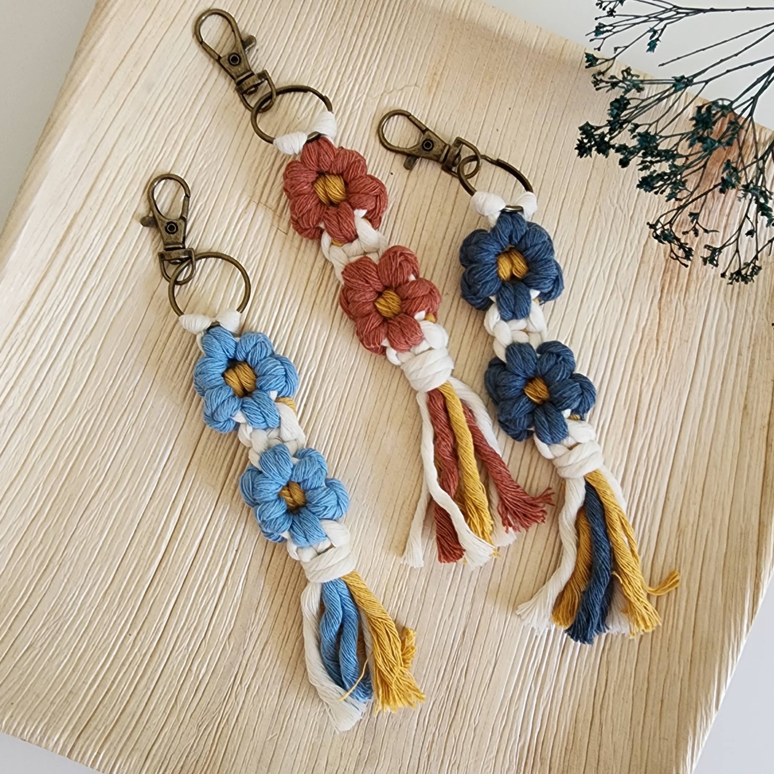 Handmade By Uruba - Wholesale Sleutelhanger - Dames - Macrame sleutelhangertje met madeliefjes, accessoires voor dames7