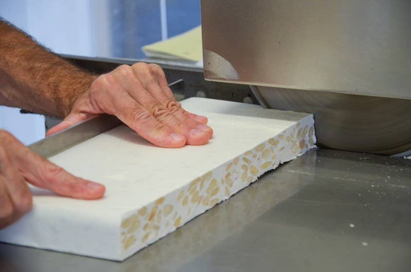 Léonard Parli - Vendita all'ingrosso Torrone - Confezione sfusa da 1 kg di bocconcini di torrone bianco confezionati singolarmente2