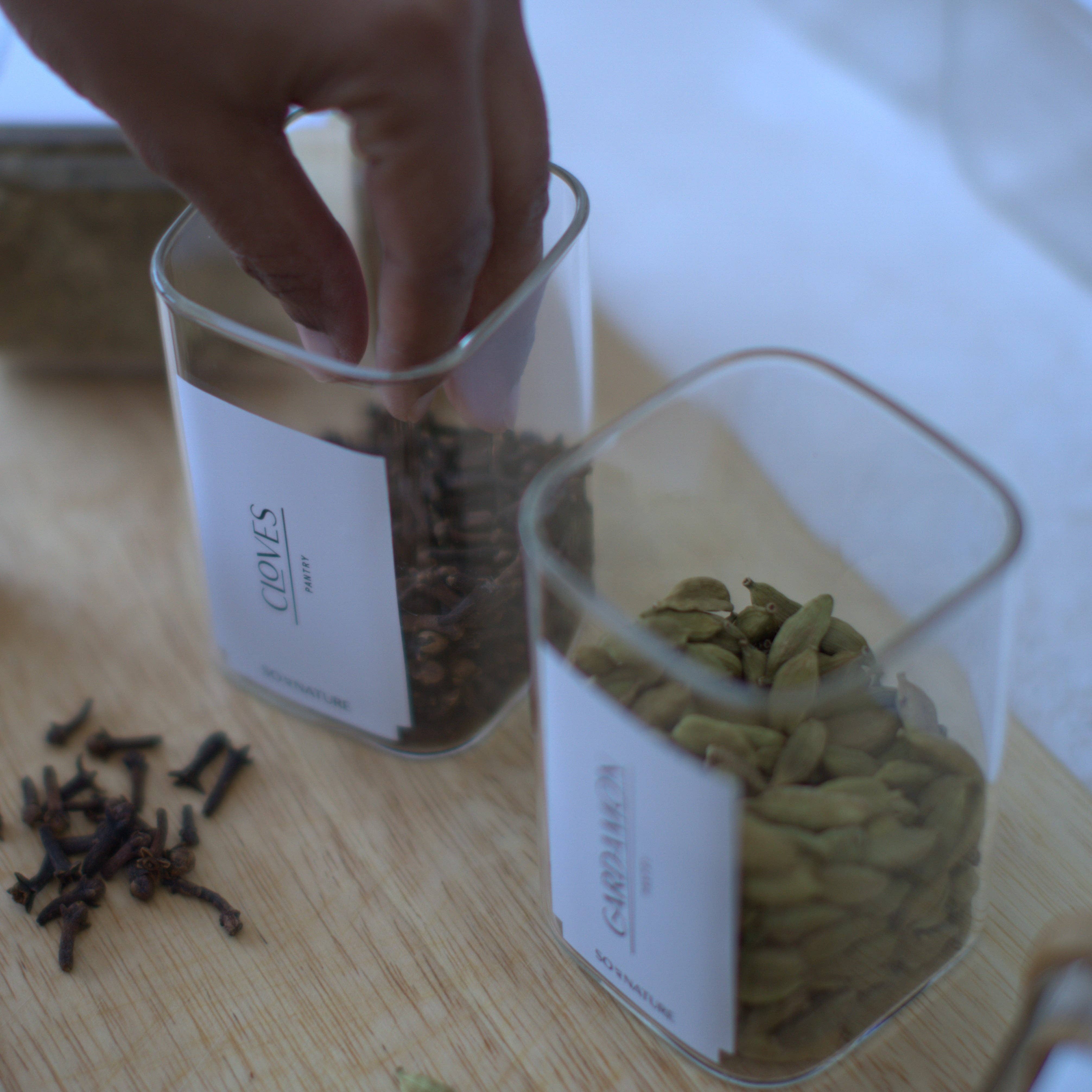 So At Nature - Vente Pots - Bocaux à épices en verre carré avec couvercle en bambou - Étiquettes personnalisables3