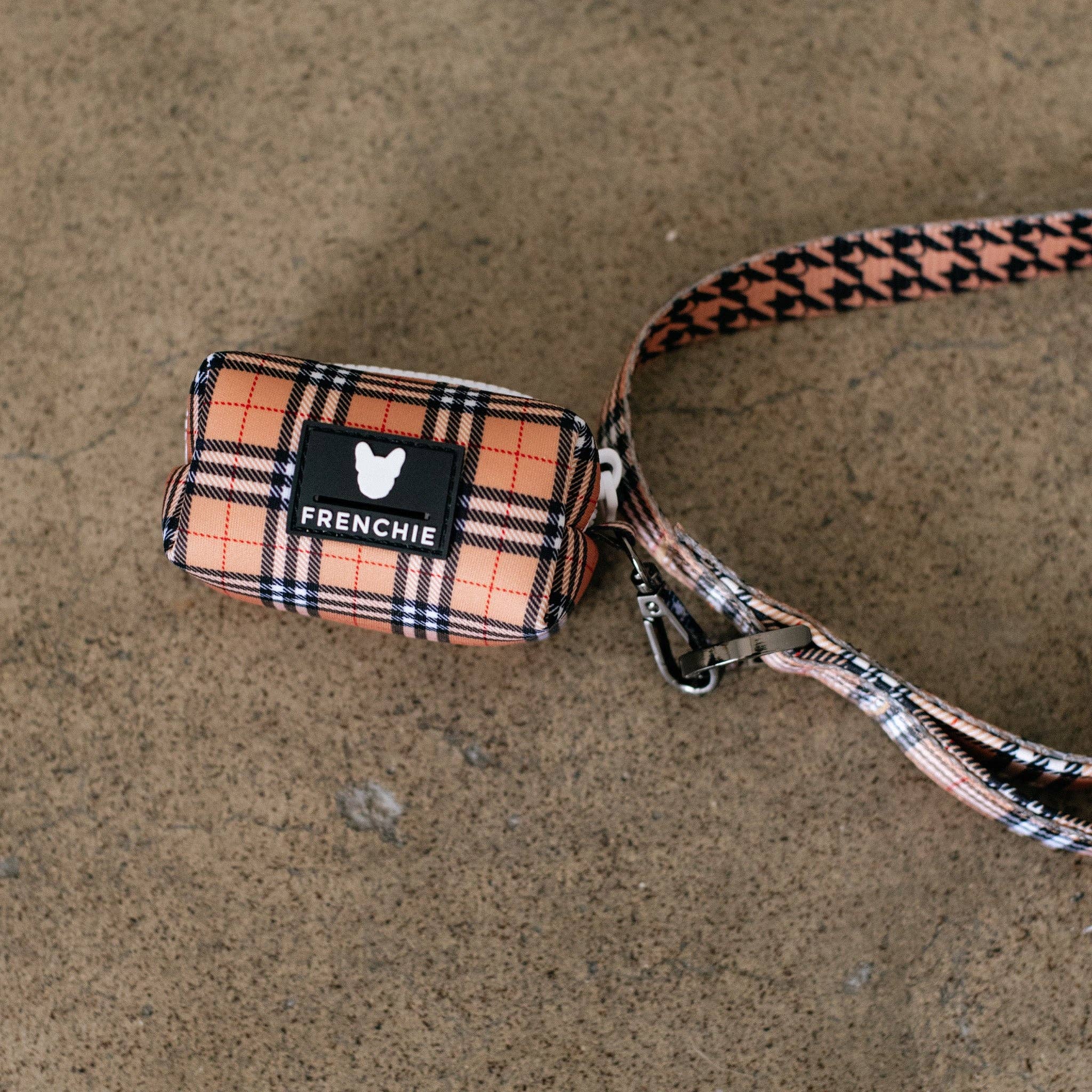Frenchie – wholesale Bajspåseautomat – Frenchie Poo Väska Hållare - Tan Tartan2