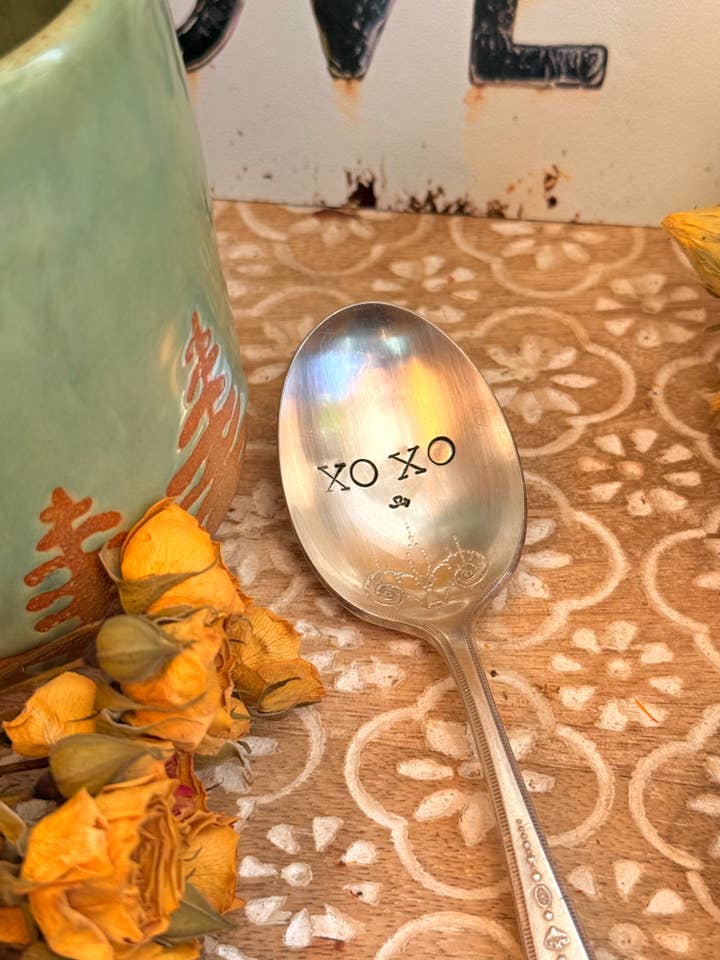 Cucchiaino d'argento vintage con timbro a mano XOXO, cucchiaio dell'amore per la vendita all'ingrosso da parte di The WildSmith