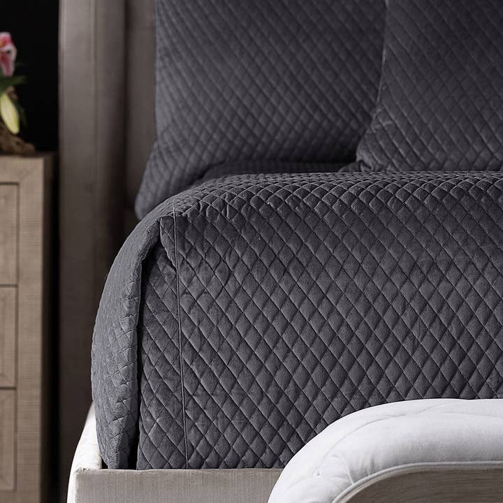 Copriletto trapuntato Valentina Black Velvet King 112x98 per la vendita all'ingrosso da parte di Lili Alessandra