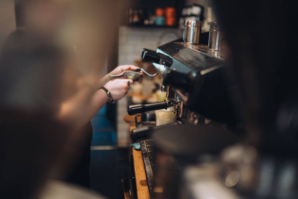 Girls Who Grind Coffee - Vente Café moulu - Grains de café One Eye Open Half Caff, mélange lavé mi-caféiné9