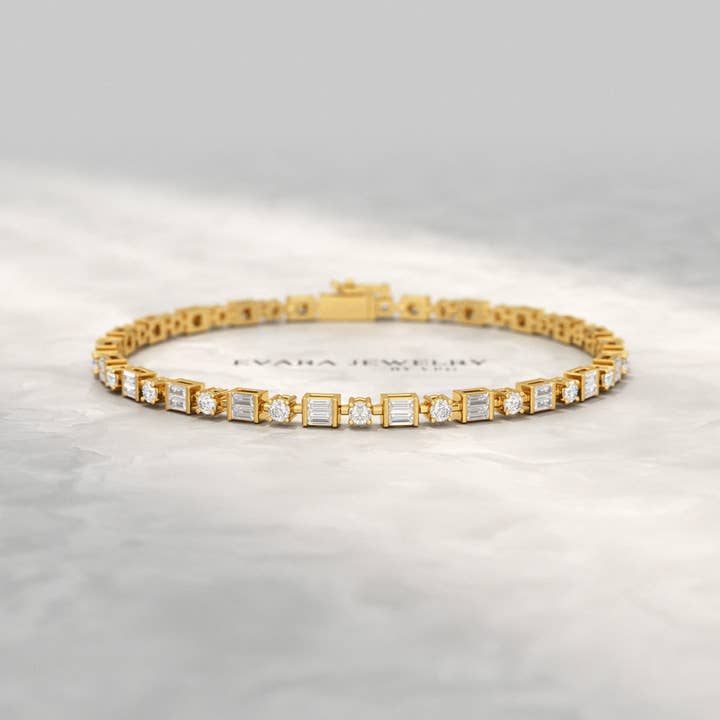 Bracelet de déclaration en diamant rond et baguette de 4 carats en or 10K, 14K, 18K pour la vente par Evara Jewelry