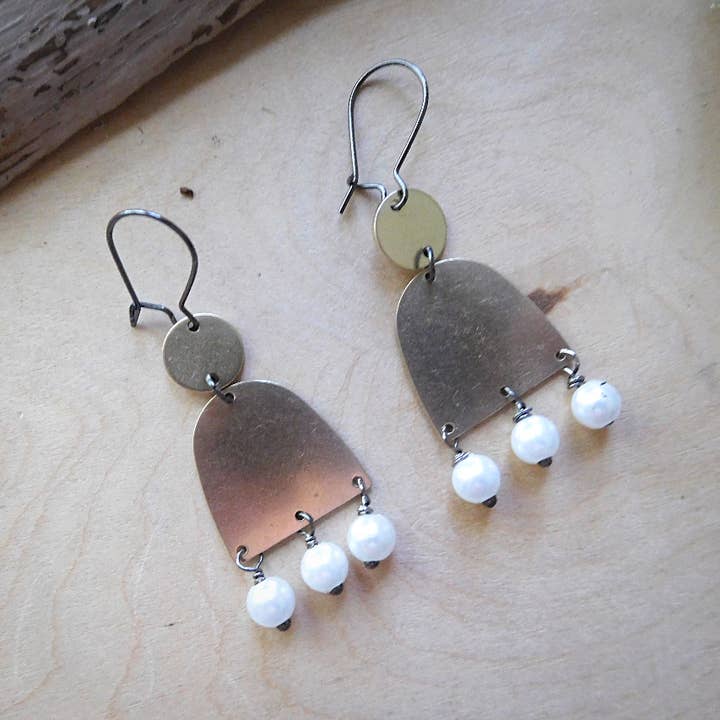 Boucles d'oreilles pendantes en forme de U pour la vente par Enchantments by Kathy Welsh