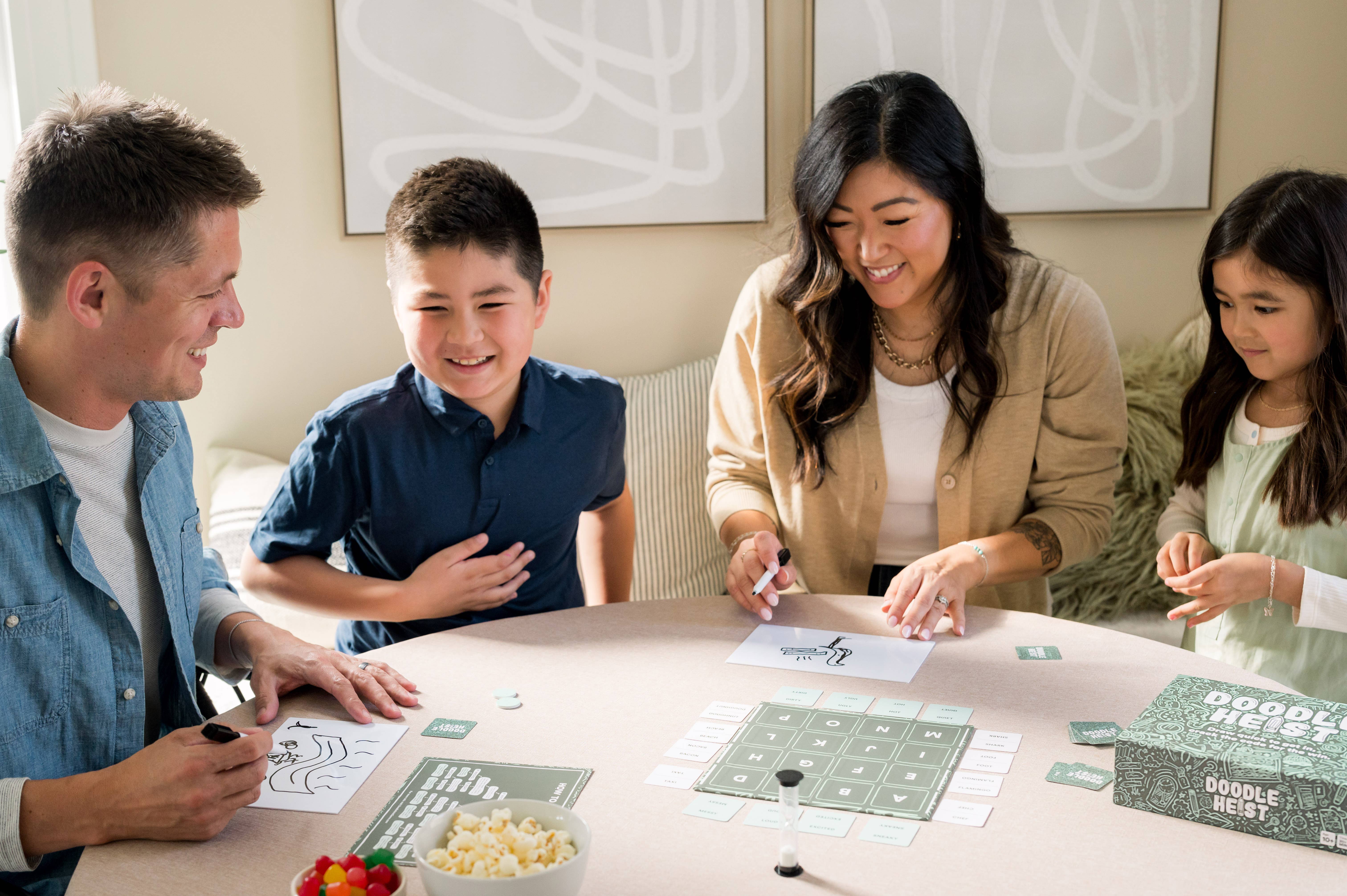 Dyce Games - Vente Jeux de société - DOODLE HEIST : Le jeu de société familial Quick Drawing3