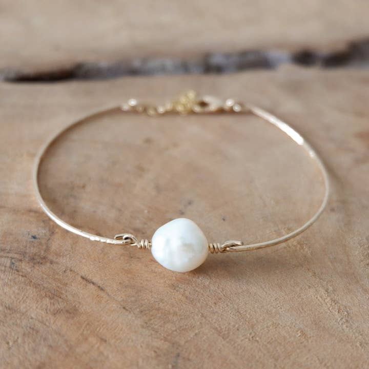 Bracciale « Selma » con perla d'acqua dolce e finitura martellata per la vendita all'ingrosso da parte di THA-MAKA