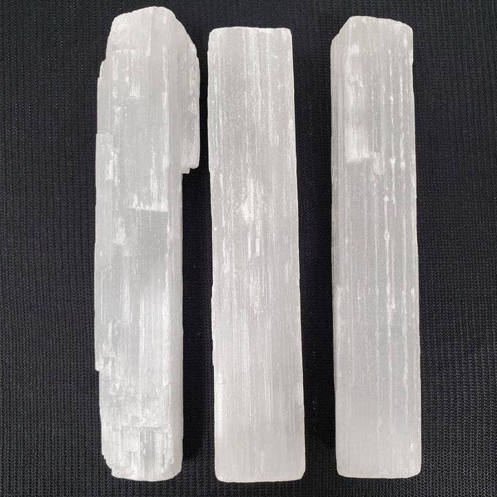 (confezione da 3) - Bastoncini ruvidi in selenite non lucidati, lunghi circa 7,6 cm per la vendita all'ingrosso da parte di GREENROOTS USA LLC
