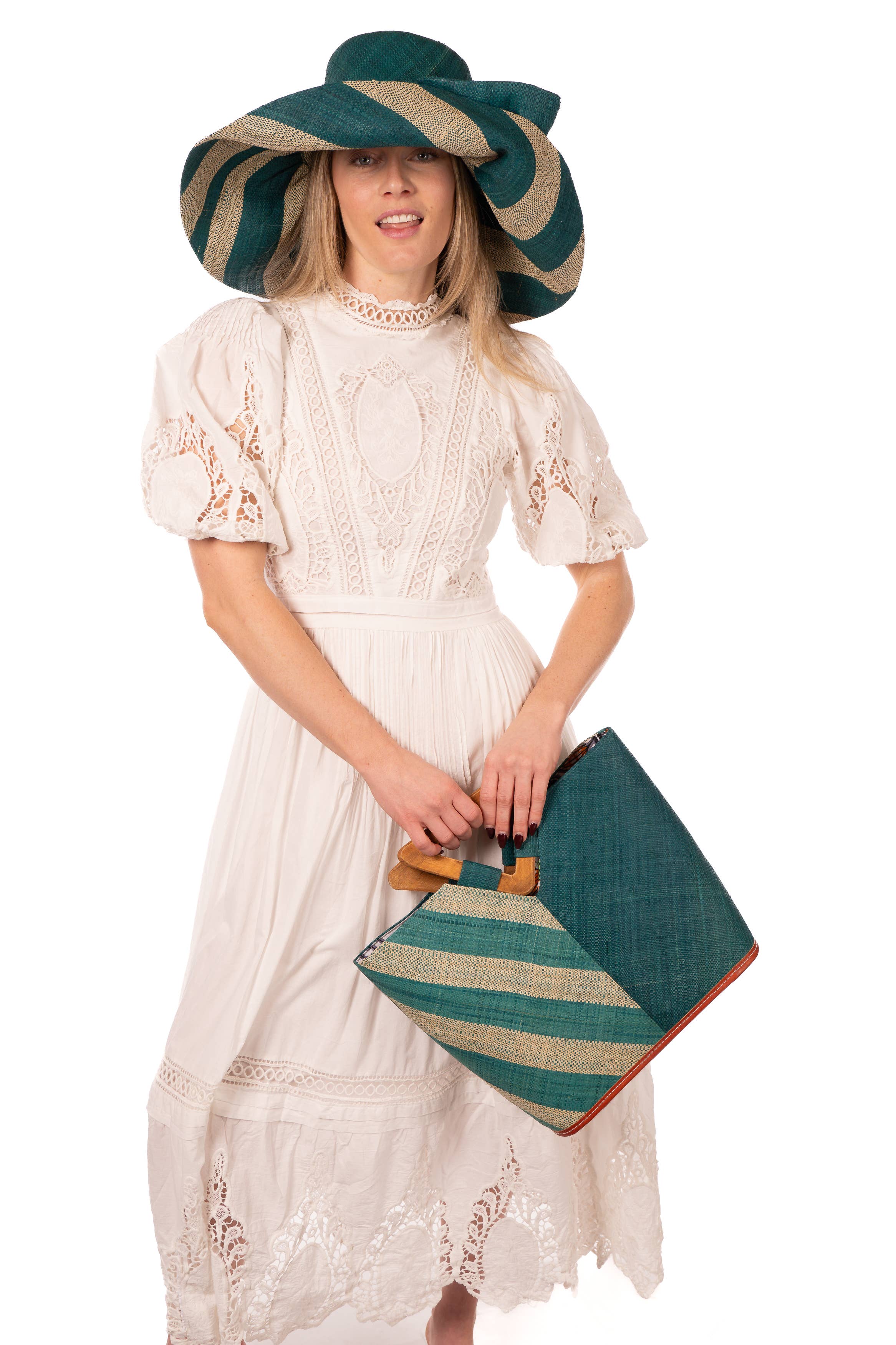 Shebobo – Großhandel Henkeltasche – Damen – Shebobo Strohtasche Zuki in Zweifarbig mit dreieckigen Holzgriffen8