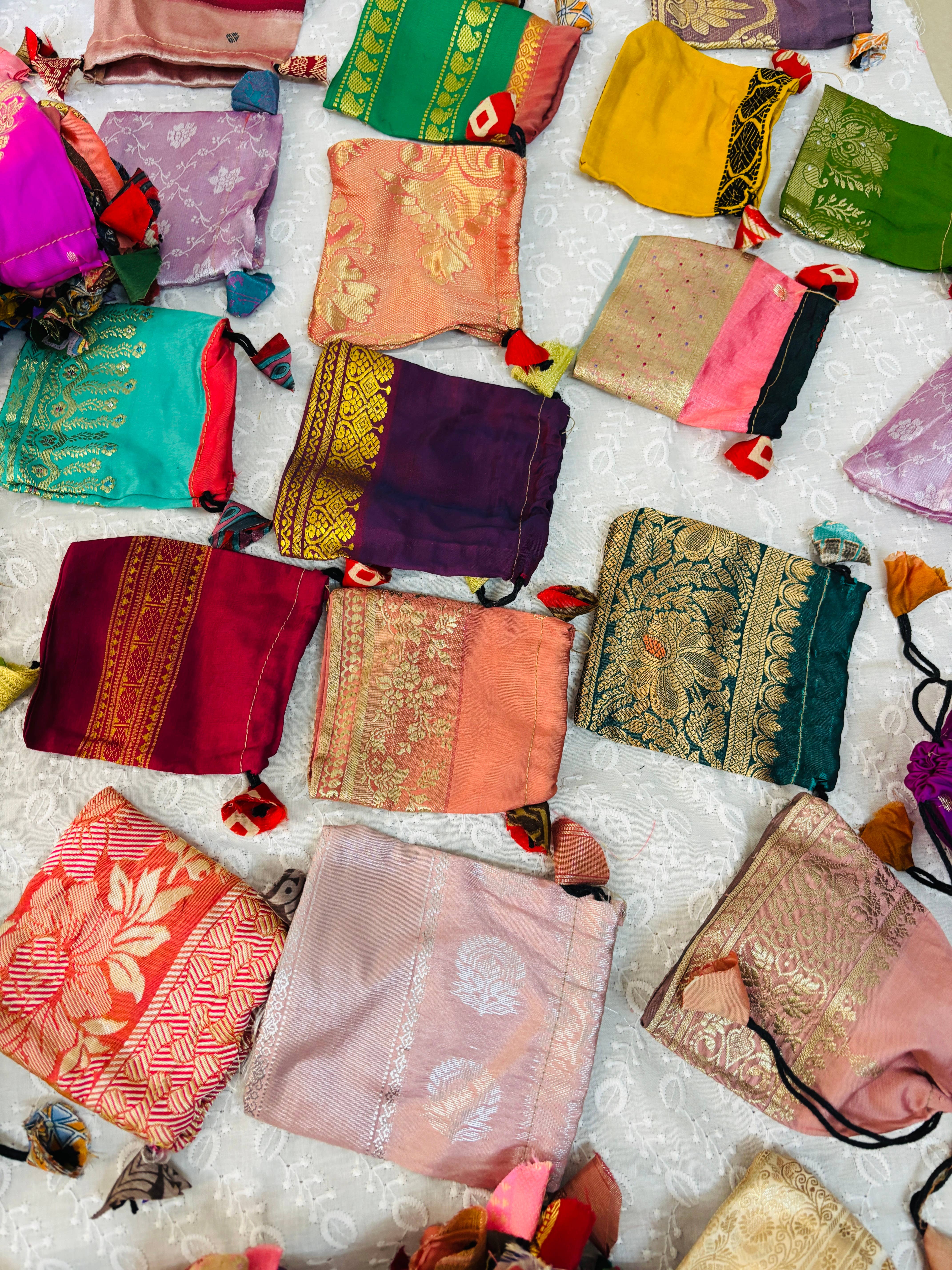 Meghcraft - Vente Set de pochettes cadeaux - Pochettes à cordon en soie indienne - Sac cadeau en satin 10 x 10 cm4