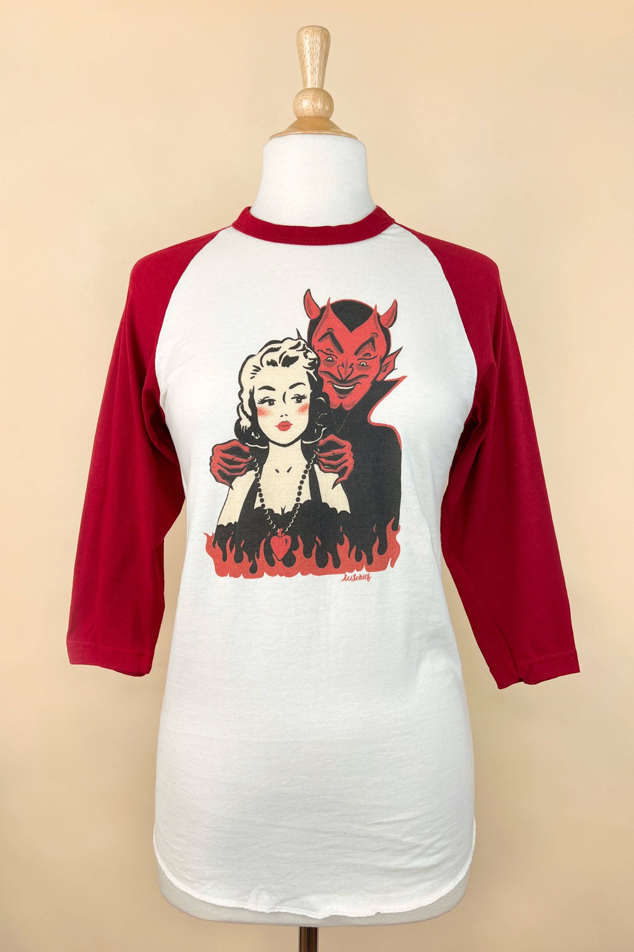 Mischief Made – T-shirt gráfica - Mulher por atacado – [Camisola Unissexo] Deal with the Devil Raglan em Natural/Vermelho4
