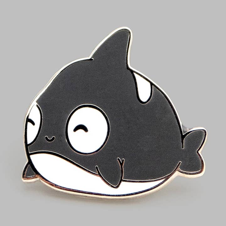 Baby spækhugger emaljestift - Orca reversnål for engroshandel hos Leon Römer Illustraties