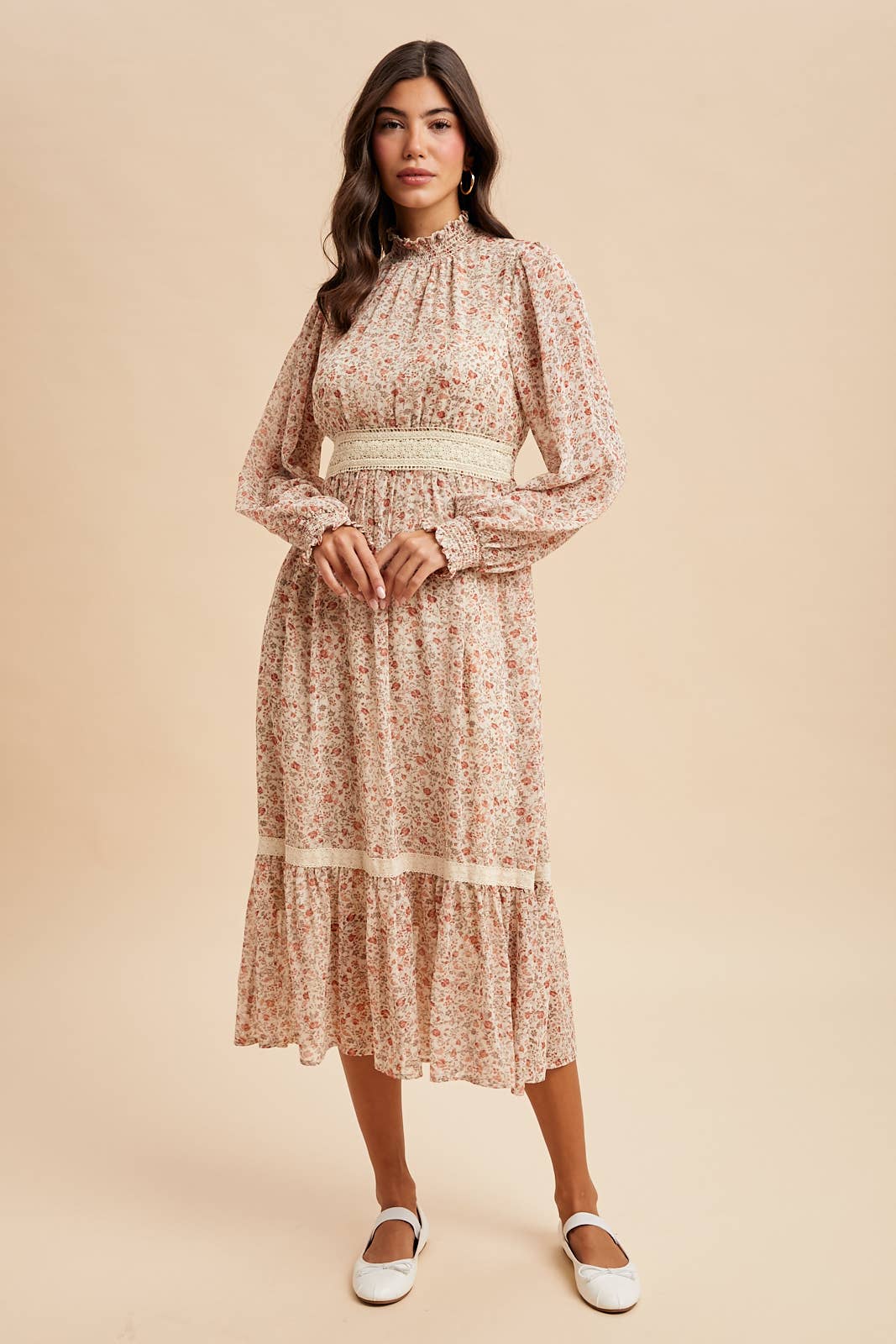 In Loom - Vente Robe – femme - ROBE MIDI À COL MONTANT SMOCKÉE AVEC FLEURS ET DENTELLE3