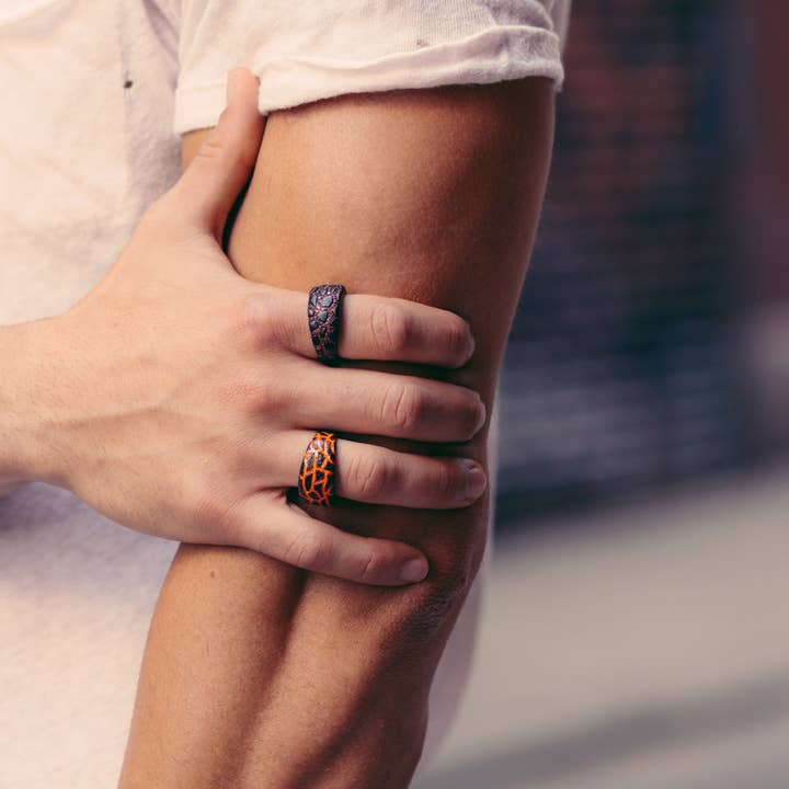 Brinnande uppstigning svart rodium pläterad Sterling Silver texturerat band ring med granat för wholesale av LuvMyJewelry (LMJ)