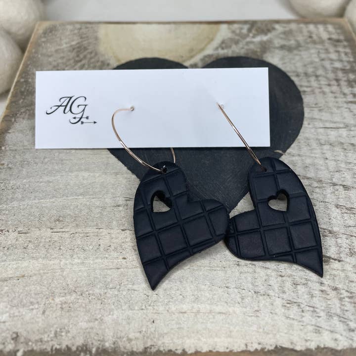 Pendants en forme de cœur matelassés noirs pour la vente par Arrow Girl Designs #———>