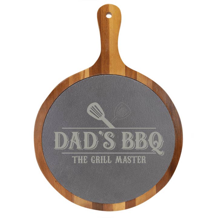 Planche à découper/servir ronde en acacia et ardoise - BBQ de Papa pour la vente par Beach, Cats & Wine