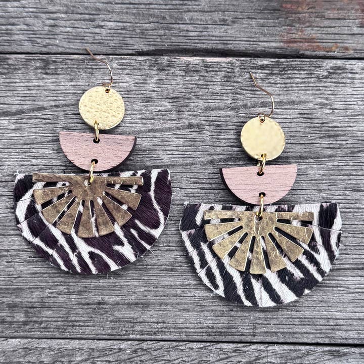 Taylor - Pele de Zebra - Brincos de Latão + Couro por atacado de Be Like Missy