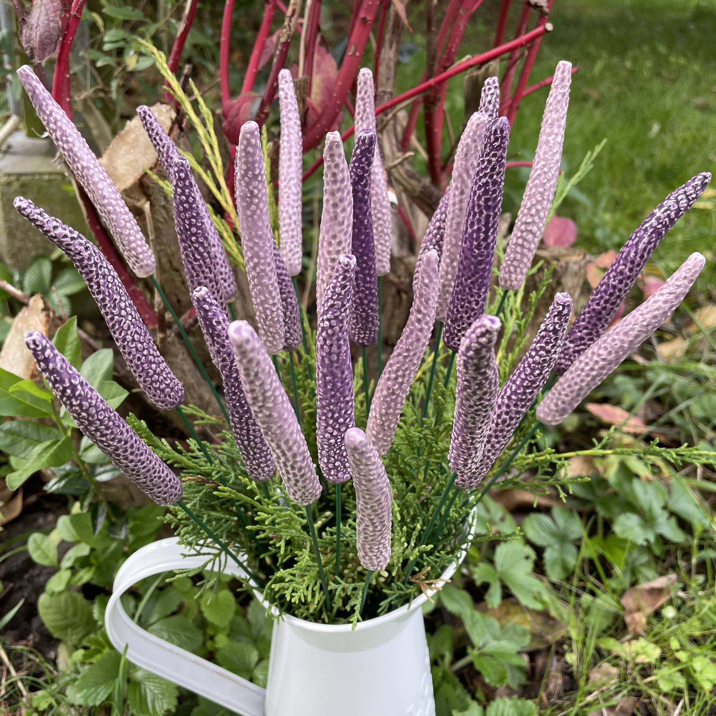 Pannonhem AB. – Großhandel Pfosten/Pfähle – Keramikblume Lavendel mit Stiel, Pflanzenstecker, Lavendel an Drahtstiel2