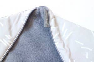 Panno avvolgente Daily Dream, colore: grigio coriandolo e orsacchiotto blu antico per la vendita all'ingrosso da parte di Petit Juul