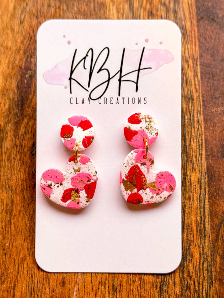 Boucles d'oreilles pendantes en argile avec cœur en marbre de la Saint-Valentin pour la vente par KBH CREATIONS