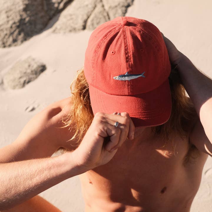 Couvercle de poisson sardine | Casquette en coton rouge pour la vente par Pallion Point