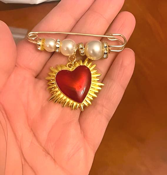 Wild & Free – Großhandel Broschen – Vintage-Brosche mit rotem Herz1
