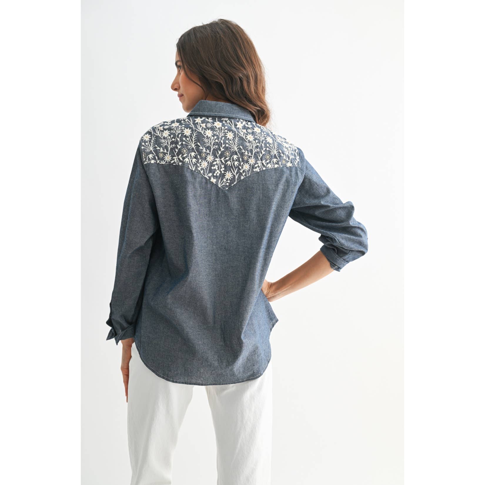 CHAMBRAY FONCÉ CHEMISE EN JEAN BRODÉE À MANCHES LONGUES AVEC BOUTONS en vente sur Faire1