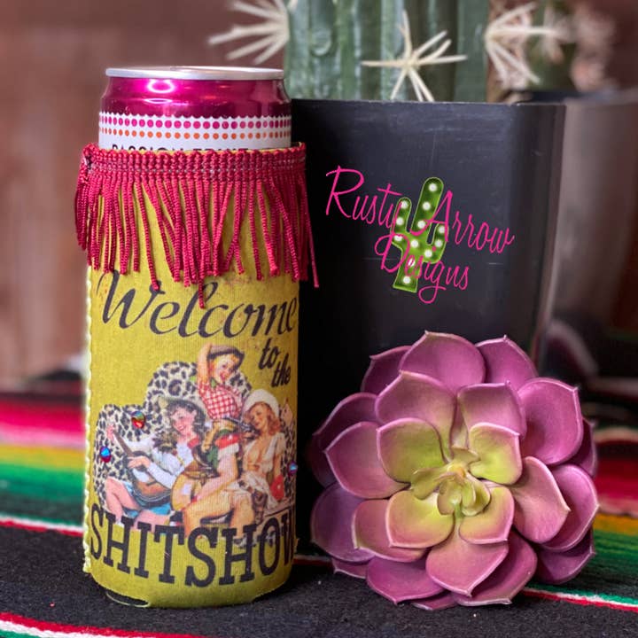 Slim Western Bienvenue dans le Shit Show Fringe Koozie pour la vente par RAD Wholesale