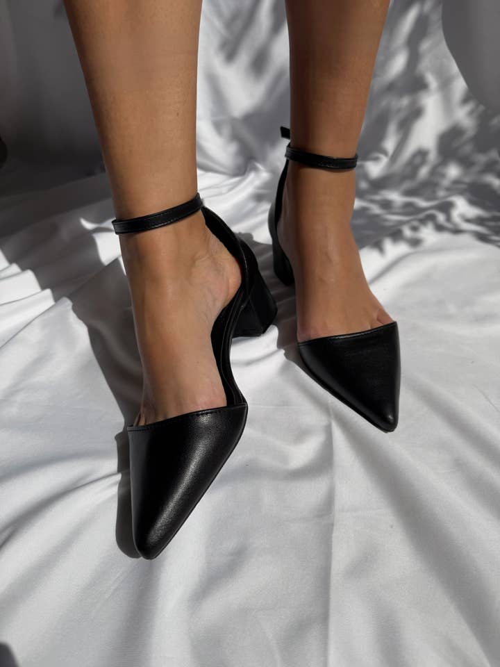 Mules Elegantes de Cuero Negro con Tacón y Correa al Tobillo para venta al por mayor de Christina Christi