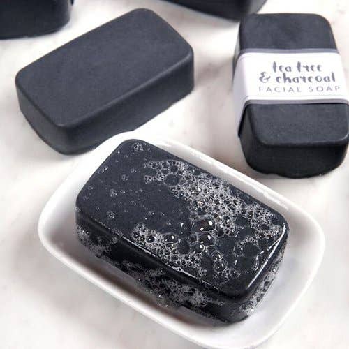 Barre pour la peau et les cheveux au charbon actif pour la vente par Velvet Butter Soaps