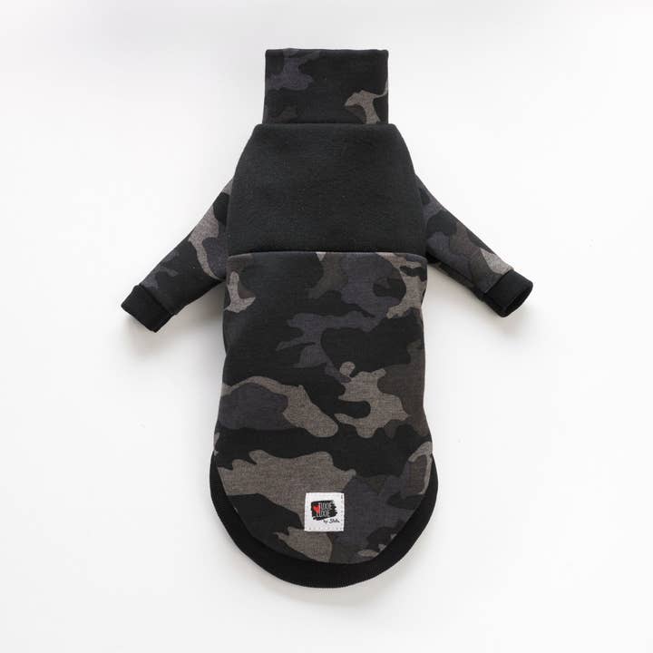 Tough Woof | Top con collo a lupetto per cani con stampa mimetica per la vendita all'ingrosso da parte di TUXIE LUXIE