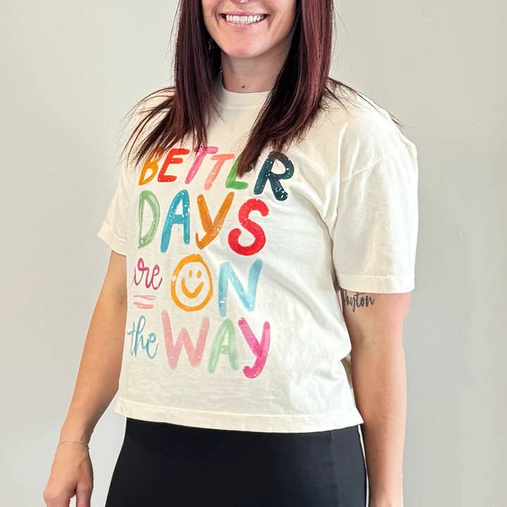 Grafisches Crop-Top-T-Shirt "Bessere Tage kommen" für den Großhandel von Talking Too Loud Apparel