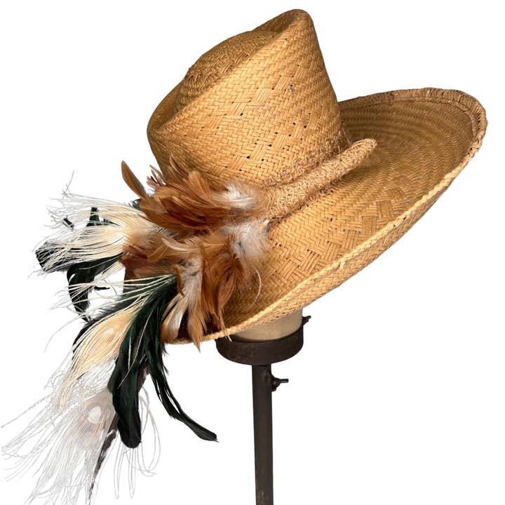 Chapeau haut de forme bohème en paille avec plume pour la vente par Kathy Jeanne Millinery