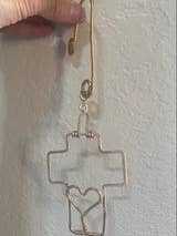 Adorno de Navidad - Cruz Martillada con Corazón para venta al por mayor de Angela Catirina Jones