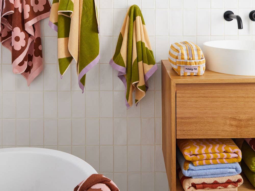 Mosey Me - Wholesale Toiletry Bag - Unisex - Mango Seersucker Dopp Kit4