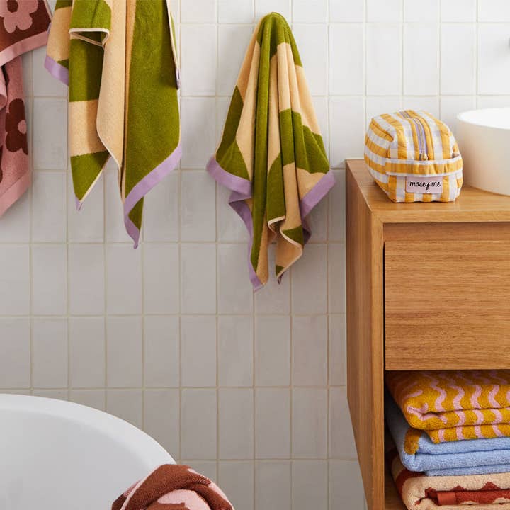 Mosey Me - Wholesale Toiletry Bag - Unisex - Mango Seersucker Dopp Kit4