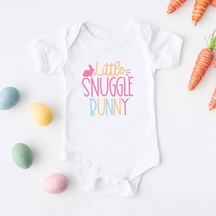 Little Snuggle Bunny | Baby Graphic Kortärmad Onesie för wholesale av The Juniper Shop Wholesale