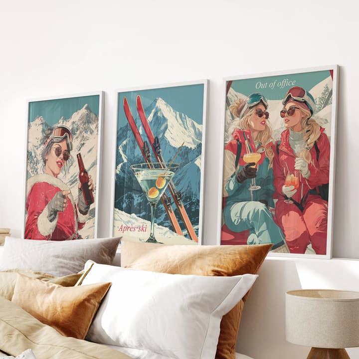 PrintSets.com - Vendita all'ingrosso Set per galleria a parete - Arte da parete scena après-ski invernale. Set di 3 stampe alpine retrò.7