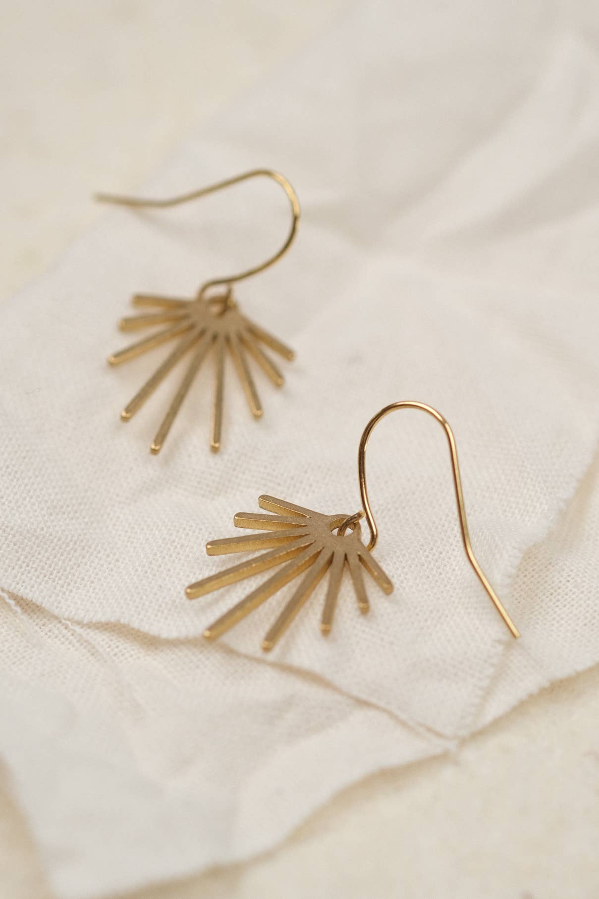 BRASSCAKE Jewelry - Wholesale Dangle Earrings - FELI EARRINGS//Earrings, earrings, sustainable, gold1