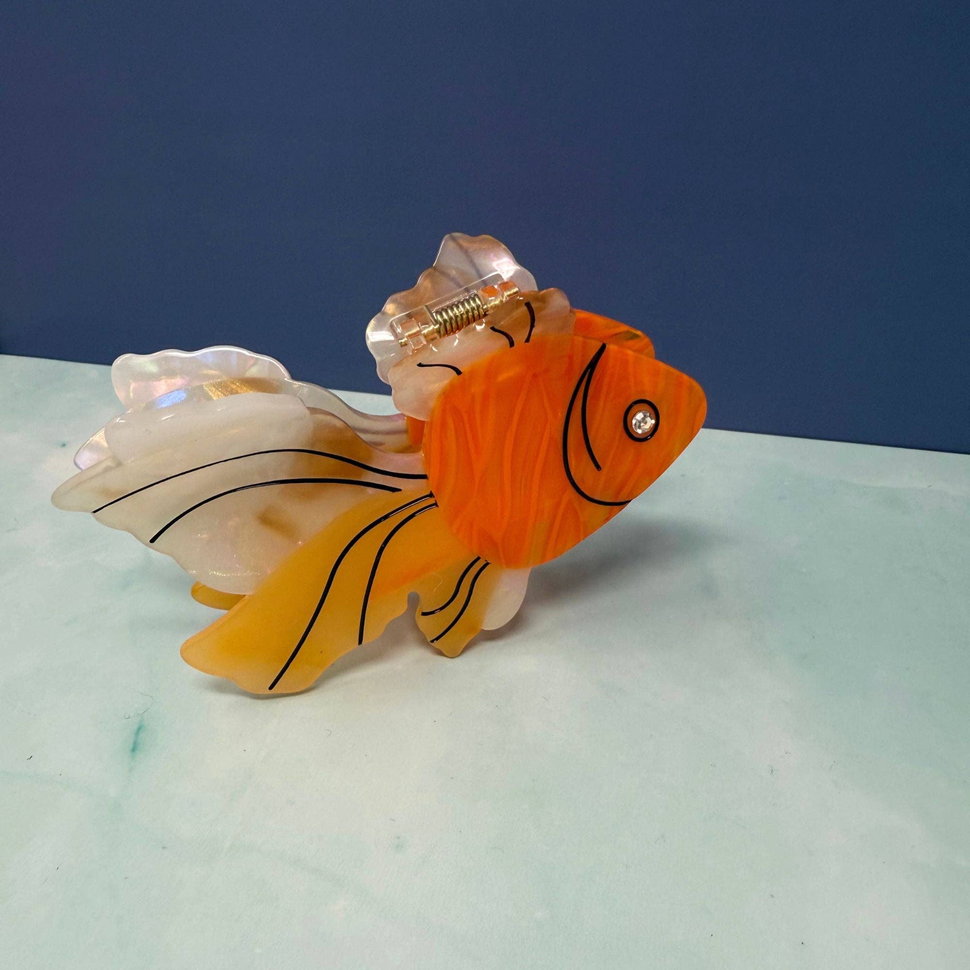 Rainbow Unicorn Birthday Surprise - Vente Pince à cheveux – femme - Grande pince à cheveux en forme de poisson rouge en or1