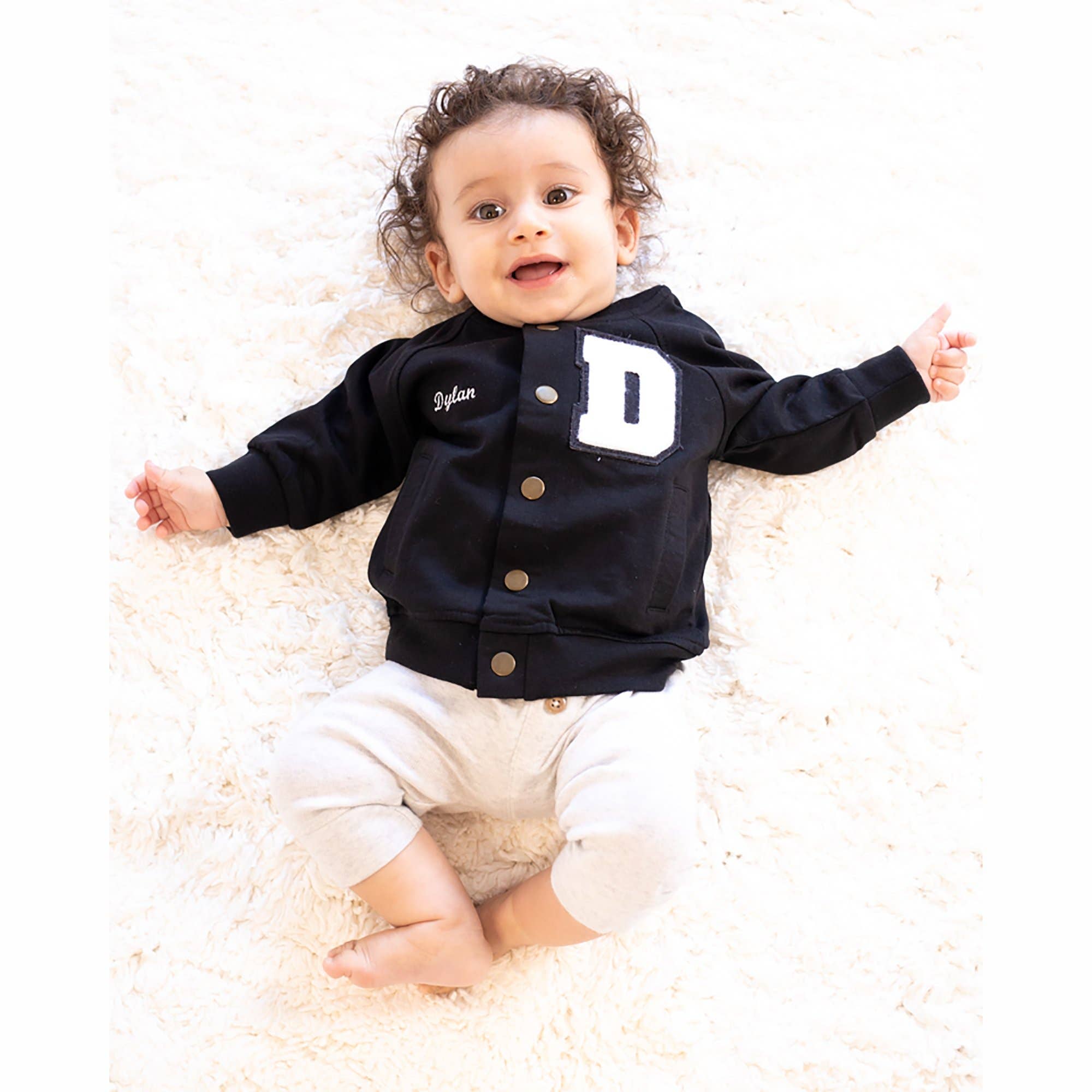 Varsity Sweater Baby Boy Outfit • Ropa de bebé única • Regalo de bebé personalizado • Traje de niño pequeño • Chaqueta letterman personalizada Ropa Ropa para niño Disfraces 