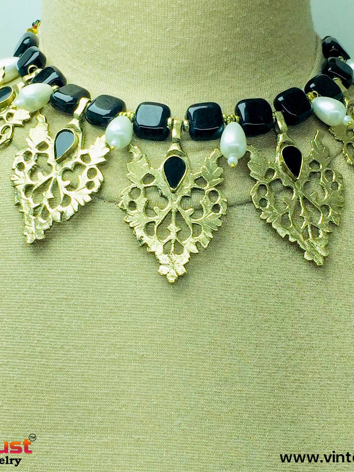 Conjunto de joyas tribales con motivos de perlas y piedras negras para venta al por mayor de vintarust