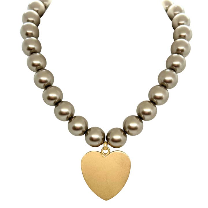 Perles à bulles taupe avec grand pendentif cœur en or mat pour la vente par Deborah Grivas Designs