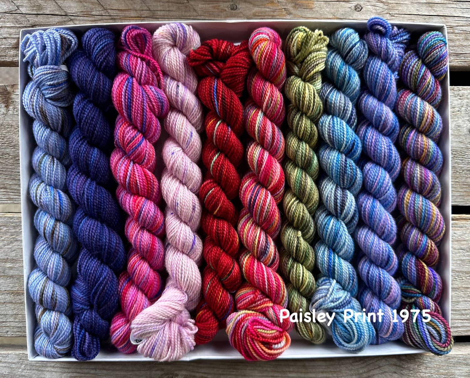 Koigu Wool Designs - Venta al por mayor Hilos - Producto 2 de LYS Day KOIGU 2024: estuches para lápices con paquete de regalo5