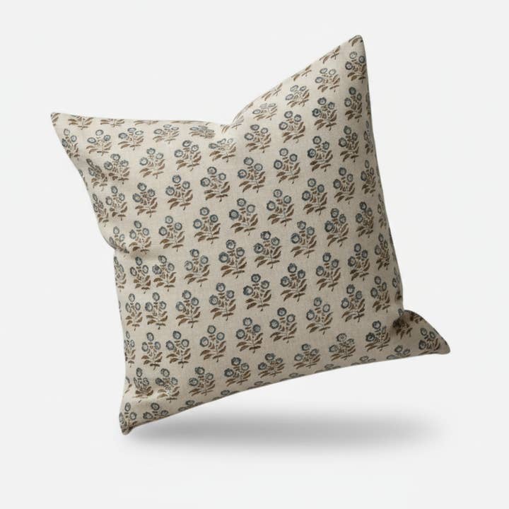 Housse de Coussin Avoine à Imprimés Ditsy Briannah pour la vente par Thread To Form