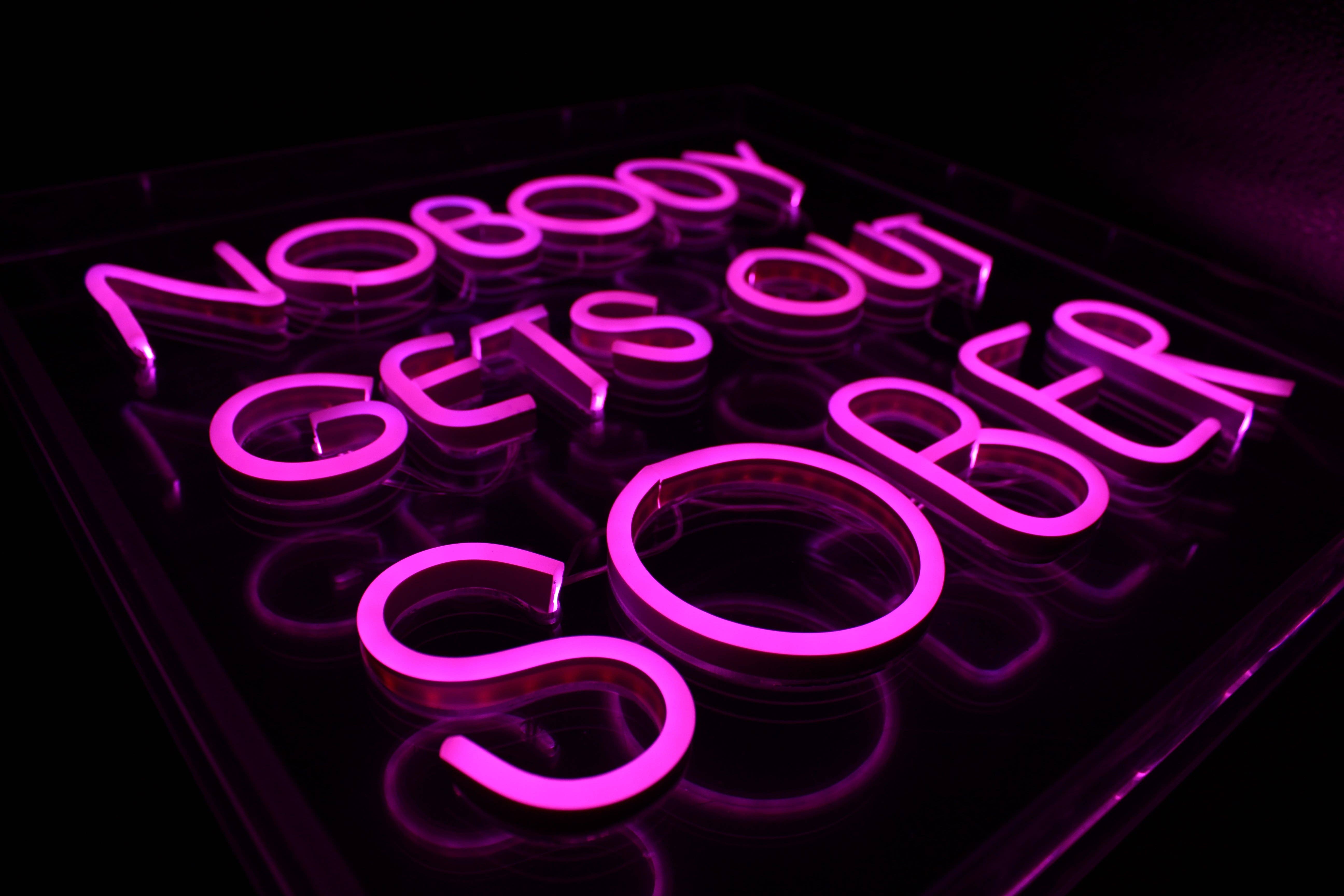 Amber Bright Creations - Vendita all'ingrosso Insegna al neon - Rosa Nessuno Esce Sobrio Neon LED Acrilico Lightbox2