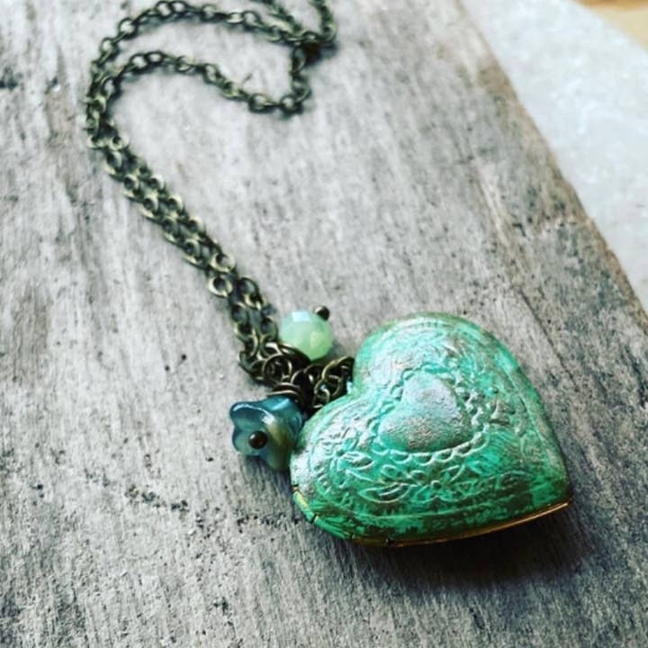 Collar medallón corazón verde con flor para venta al por mayor de Fuchsia Bloom Studio