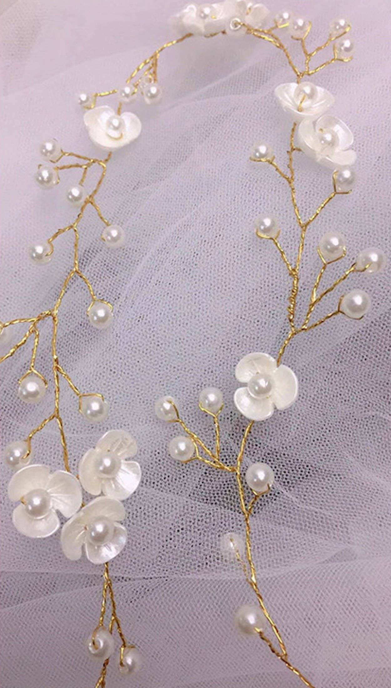 LanLivia – Großhandel Haarschmuck-Set – Demen – Romantischer Haarschmuck aus handgefertigten weißen Perlmuttblumen für die Braut7